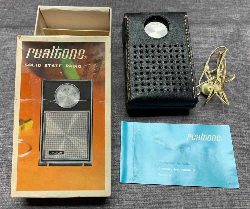 Vintage 1960s/70s Realtone Solid State Transistor Radio - Missing Batt Cover